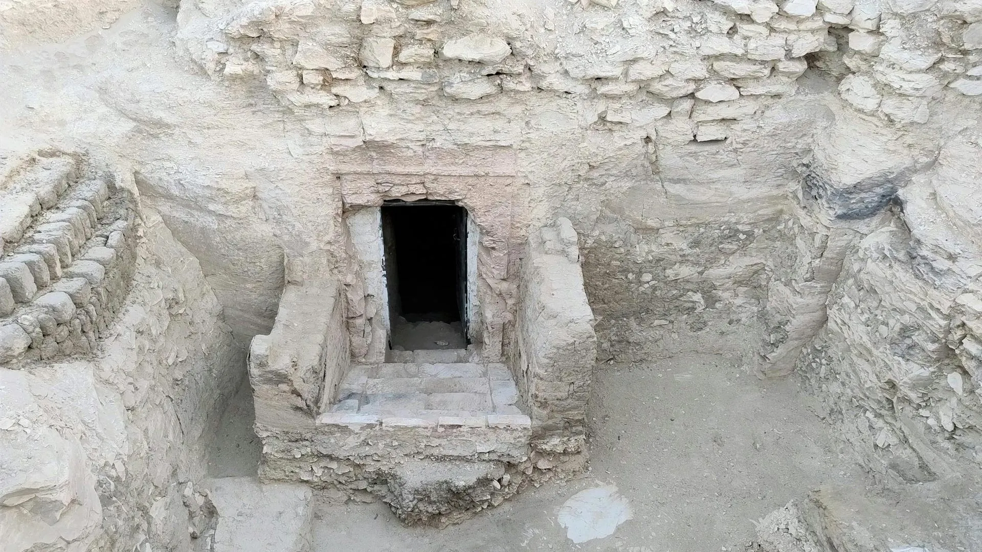 Archaeologists find a 3,000-year-old Egyptian tomb before it&rsquo;s too late